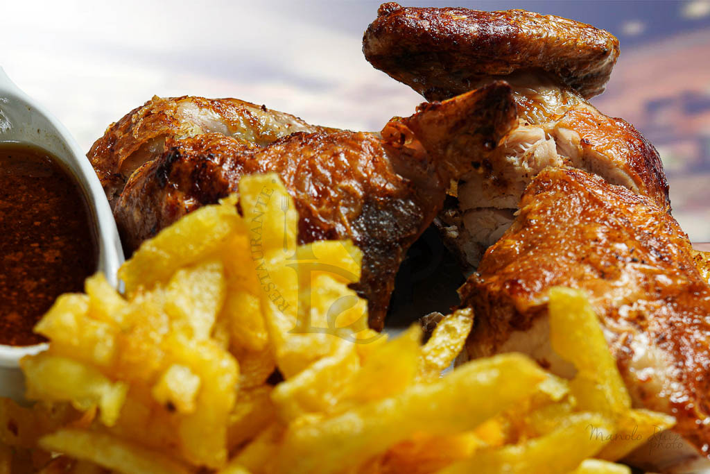 Disfruta de la clásica combinación de pollo con patatas en Restaurante Doña Juana, una delicia que refleja el sabor de Granada.