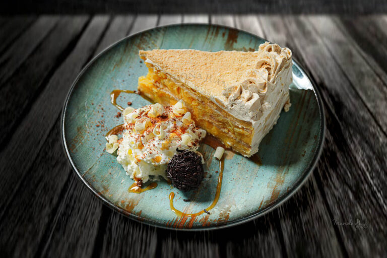 Sumérgete en el dulce encanto de Granada con nuestra tarta de piononos en Restaurante Doña Juana.