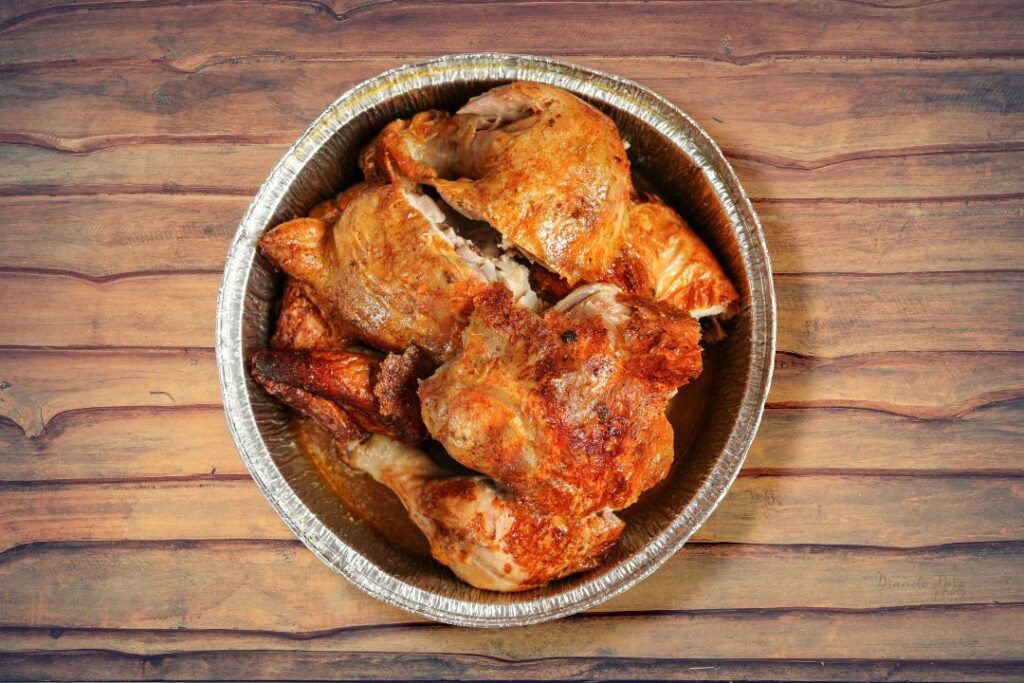 Deléitate con el aroma y sabor inconfundible de nuestro pollo asado en Restaurante Doña Juana, una experiencia gastronómica en Granada.
