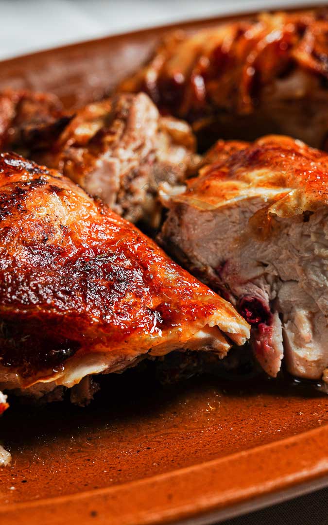 Experimenta la fusión de sabores en nuestro pollo asado, un clásico reinventado en Restaurante Doña Juana, Granada.